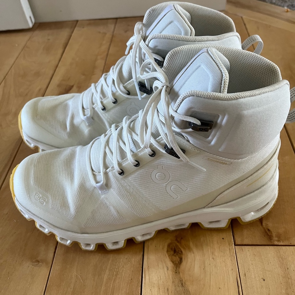 ON cloud High hiking boots/ sneaker women’s size 8.5